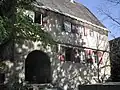 Teilsaniertes Wohngebäude