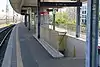 Bahnsteig mit Hektometertafeln der S-Bahn-Strecke 3688 F-Südbahnhof – Darmstadt, Blick nach Osten