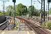 links: km 56,4 der S-Bahn-Strecke 3688 nach Darmstadt • Mitte: km 0,0 der Verbindungskurve 3604 zur Bahnstrecke Frankfurt am Main–Heidelberg 3601 • rechts: 3&nbsp;km zum Hbf