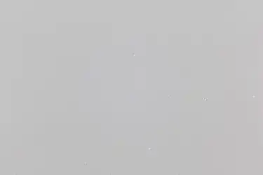 Originalaufnahme: unten am Bildrand in der Mitte Alkaid, rechts der Mitte der Doppelstern Mizar mit Alkor und rechts am Bildrand Alioth; die Galaxie Messier 101 ist ein kleiner diffuser Lichtfleck in der Bildmitte.