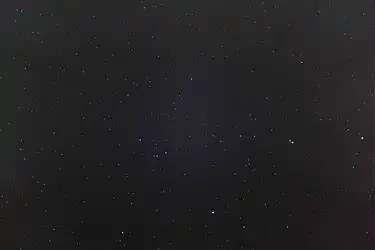 Schwarzwert korrigiert: der dunkelste im Bild auftretende Lichtpunkt wurde auf schwarz gesetzt, um das Streulicht abzuschwächen, das blaue Licht der Rayleigh-Streuung ist in der Bildmitte erkennbar.