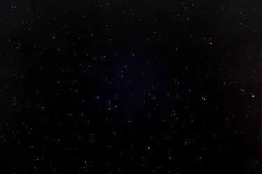 Streulicht halbiert: die dunklere Hälfte des Streulichts wurde auf schwarz gesetzt, das blaue Licht der Rayleigh-Streuung ist in der Bildmitte noch erkennbar.
