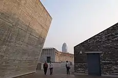 Ziegelfassaden des Ningbo-Museums, Betonwand mit Bambus-Verschalung, Dachterrasse