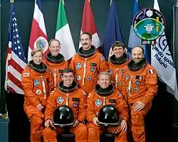 v.l.n.r Vorne: Andrew Allen, Loren Shriver;Hinten: Marsha Ivins, Claude Nicollier, Jeffrey Hoffman, Franklin Chang-Díaz, Franco Malerba