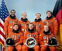v. l. n. r. Vorne: Terence Henricks, Steven Nagel, Charles Precourt;Hinten: Bernard Harris, Hans Wilhelm Schlegel, Jerry Ross, Ulrich Hans Walter