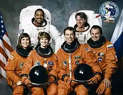 v. l. n. r. Vorne: Janice Voss, Eileen Collins, James Wetherbee, Wladimir Titow;Hinten: Bernard Harris, Michael Foale
