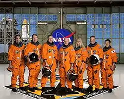 v. l. n. r.: Gregory Chamitoff, Michael Fossum, Kenneth Ham, Mark Kelly, Karen Nyberg, Ronald Garan, Akihiko Hoshide