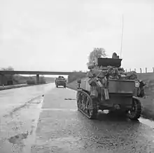 Britischer Panzer auf der gepflasterten RAB-Auffahrspur in Richtung Lübeck, 1945