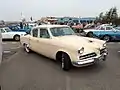 Studebaker Champion Sedan (1954). Facelift eines 1953 eingeführten, neuen Designs von Raymond Loewy. Der Champion war das Basismodell des neuen Konzerns.