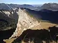 Stuibenspitze vom Stuibenkopf aus gesehen. Im Hintergrund v.&nbsp;l.&nbsp;n.&nbsp;r. Ammergebirge, Loisachtal, Starnberger See und Estergebirge.