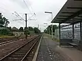 Durchgehendes Hauptgleis mit Abzweigweiche zum Ausweichgleis, links die ehemalige Sturzrampe