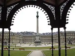 Blick vom Musikpavillon auf Jubiläumssäule und Neues Schloss.