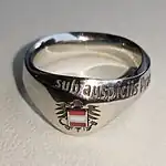 Der aktuelle Ehrenring, verliehen ab Oktober 2013; angefertigt aus Weißgold von Juwelier A.&nbsp;E. Köchert. Neugestaltung anlässlich des 60-jährigen Jubiläums des Bundesgesetzes zur Sub-Auspiciis-Promotion.