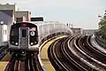 Linie&nbsp;N am Hoch­bahnhof 30th Avenue in Queens (2011)
