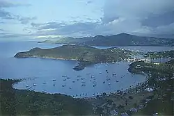 Blick von Shirley’s Heights auf Freeman’s Bay und Middle Ground, mit Fort Berkeley und Nelson’s Dockyard, English Harbour (Bildmitte rechts), Falmouth Bay (im Hintergrund) und die östlichen Shekerley Mountains