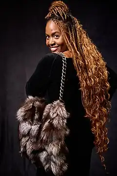 Tasche aus Silberfuchsstücken  (Cynthia Okorafor, 2024)