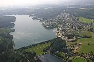 Blick auf den Sperrdamm und den Sorpesee mit Langscheid, Vordergrund unten: Ausgleichsweiher