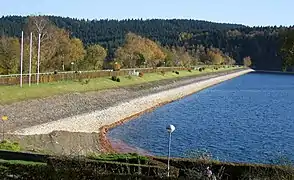 Staudamm mit 700&nbsp;m Kronenlänge