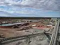 Bergwerksgelände, links befinden sich Abwasserbecken