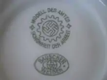 In der NS-Zeit wurden Produkte, die das Amt Schönheit der Arbeit als mustergültig erachtete, mit einer Zusatzmarke gekennzeichnet; hier eine Suppentasse für Betriebskantinen, 1934/39.