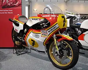 Eine Rennmaschine von Barry Sheene aus dem Jahr 1977 aus der die Serienversion für die Straße hervorging