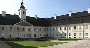 Sankt Anton, seit 1622 in Familienbesitz. Anfang des 18. Jhdts. als Zweiflügelanlage errichtet, um 1750 von Graf Andreas Koháry zum Vierflügelbau erweitert. Die prächtige Ausstattung des Schlosses ist bis heute erhalten und als Teil des Slowakischen Jagdmuseum zu besichtigen.