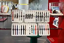 Teilansicht der Uhrenkollektion im Swatch Museum Biel