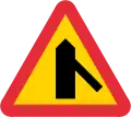 Vorfahrt an der verwinkelten Einmündung von rechts