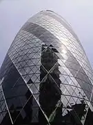 Der Swiss Re Tower vom Eingang aus gesehen