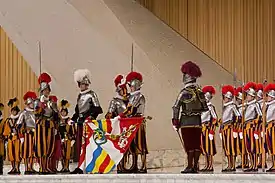 Päpstlicher Schweizergardist mit erhobener Schwurhand beim Fahneneid (2013)