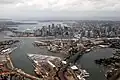 Luftbild des Hafens von Sydney aus Richtung Westen (2008). Die ANZAC Bridge liegt in der unteren Mitte rechts. Die alte Glebe Island Bridge liegt links daneben.