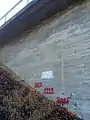 Hochwassermarken an der Brücke über den Sylvensteinspeicher