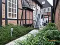 Ostfassade mit teilweise rekonstruiertem Erker des Toraschreins