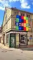 Während des Christopher Street Days 2023 hing ein großes Transparent in Regenbogenfarben von der Fassade der Kultur-Nische