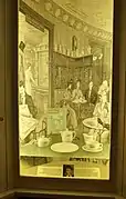 Szene im ehemaligen Café Hübner, Exponat in der Vitrine