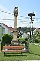 Dreifaltigkeitssäule aus dem Jahr 1905 vor der Kirche