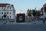 Skulptur gegenüber dem Billa-Supermarkt