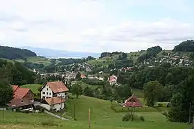 Blick von Vorderwald nach Westen in Richtung Ortskern (im Hintergrund der Zürichsee und der Albis)