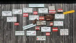 Wegweiser aus mehreren Jahrzehnten bei der Türnitzer Hütte