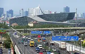 Erhöhte Südansicht des T-Centers vom Geiselberg aus, mit A 23 im Vordergrund