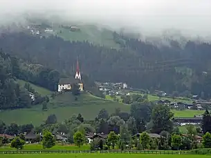 Fügenberg mit der Pankrazkirche von Südosten