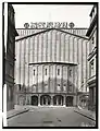 Blick durch die Straße Am Zirkus zum Bühneneingang Theater des Volkes und Werbung für Kraft durch Freude, ca.&nbsp;1941