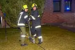 An einem Baumstamm verankerter Mehrzweckzug bei einer Feuerwehrübung