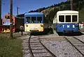 Zwei Steuerwagen (links „Anne“, rechts „Jeanne“) in alter Lackierung im Bahnhof Col de Voza