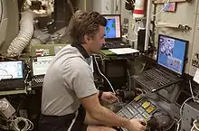 Alexander Kaleri am TORU in Swesda bei Vorbereitungen zum Docking von Progress M1-11