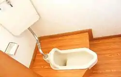 Hocktoilette in Japan (links) und Leibstuhl aus dem Schwetzinger Schloss, 1880 (rechts)