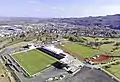 Das Sportzentrum Haarwasen Haiger: Links das Stadion, rechts daneben der Trainingsplatz und im Hintergrund die Stadt Haiger (2022)