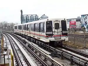 Zug der Scarborough&nbsp;Line der Toronto&nbsp;Subway mit Linearantrieb; zwischen den Führungsschienen gut zu erkennen der Stator, an dem sich der Zug entlangzieht