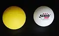 Größenvergleich Trainingsball „Big and Easy“ (44&nbsp;mm&nbsp;∅) und Wettkampfball (40&nbsp;mm&nbsp;∅)