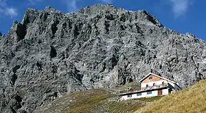 Tabarettahütte, oberhalb am Grat ist die Payerhütte zu erkennen.